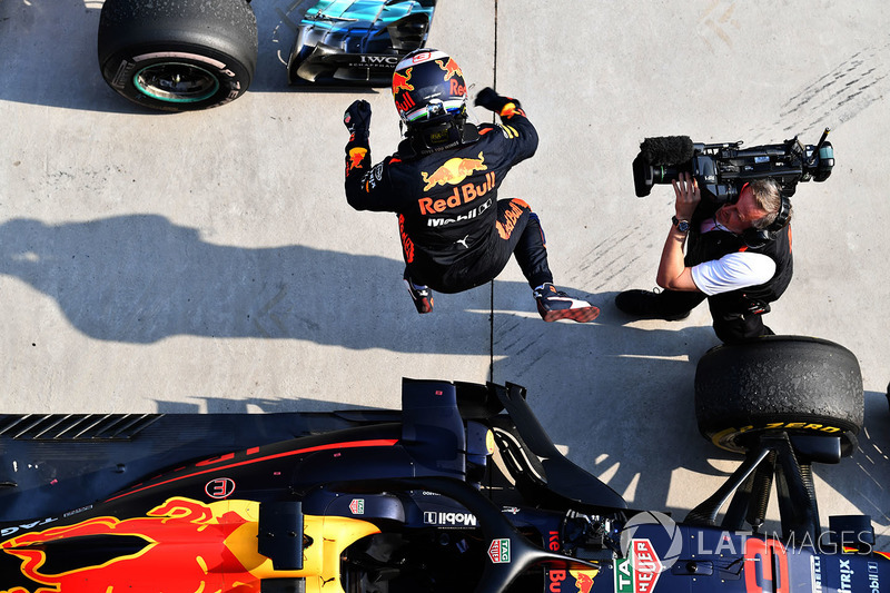 Ganador de la carrera Daniel Ricciardo, Red Bull Racing RB14 celebra en parc ferme