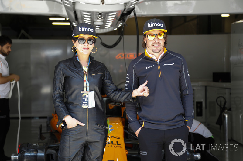 Actriz Carina Lau con Fernando Alonso, McLaren