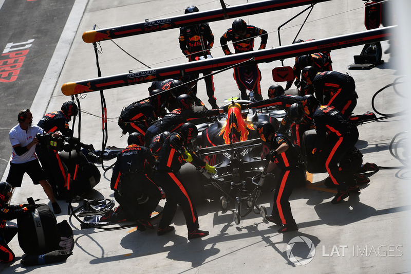 Max Verstappen, Red Bull Racing RB14, pit stop