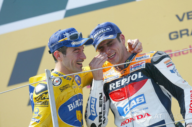 Podium : le vainqueur Max Biaggi, le deuxième, Alex Barros