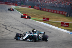 Valtteri Bottas, Mercedes AMG F1 W09, leads Kimi Raikkonen, Ferrari SF71H