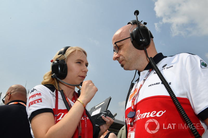 Ruth Buscombe, Sauber Race Strategist and Simone Resta, Sauber Designer on the grid