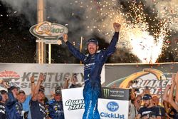 Il vincitore Martin Truex Jr., Furniture Row Racing, Toyota Camry Auto-Owners Insurance, festeggia