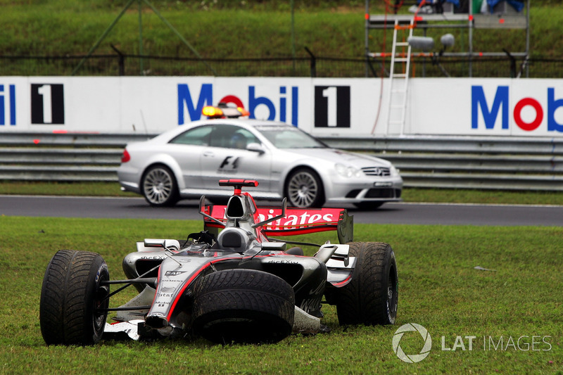 La monoposto di Kimi Raikkonen, McLaren Mercedes MP4/21, dopo il ritiro dalla gara