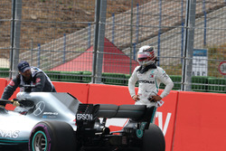 Lewis Hamilton, Mercedes-AMG F1 W09 stops on track