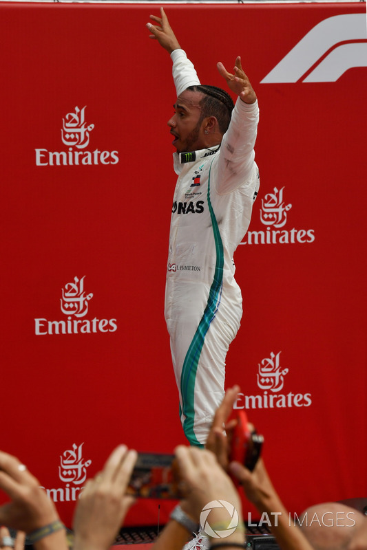 Il vincitore della gara Lewis Hamilton, Mercedes-AMG F1, festeggia nel parco chiuso