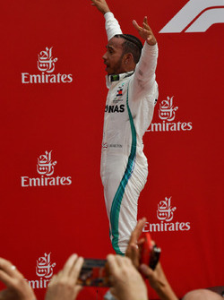 Yarış galibi Lewis Hamilton, Mercedes-AMG F1, parc ferme