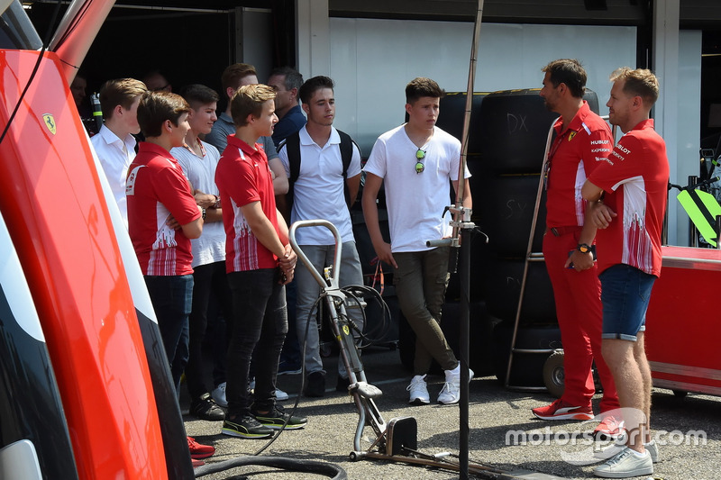 Sebastian Vettel, Ferrari con i piloti ADAC Formula 4