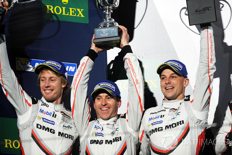Podio: al secondo posto Timo Bernhard, Earl Bamber, Brendon Hartley, Porsche Team