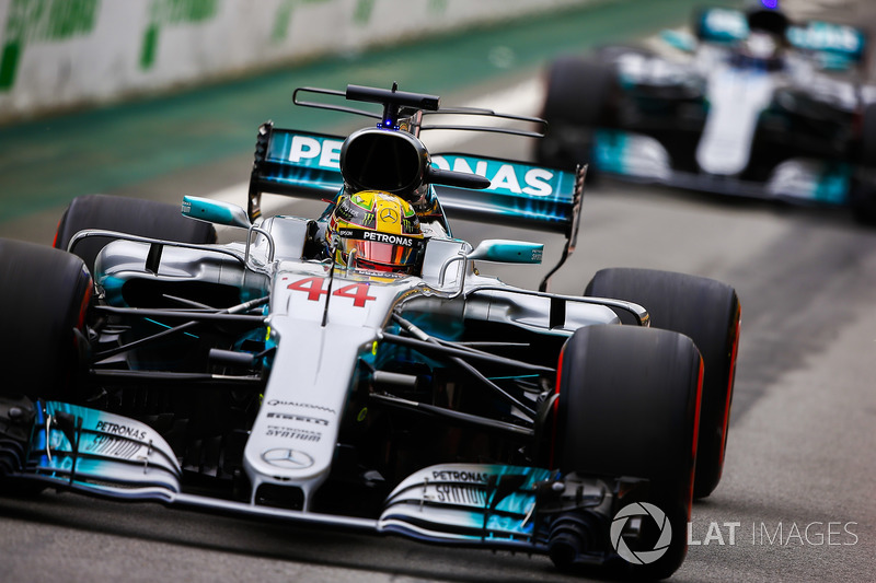 Lewis Hamilton, Mercedes AMG F1 W08, Valtteri Bottas, Mercedes AMG F1 W08, à la sortie des stands