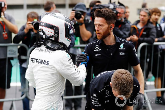 Ganador de la pole Valtteri Bottas, Mercedes AMG F1, celebra con su equipo
