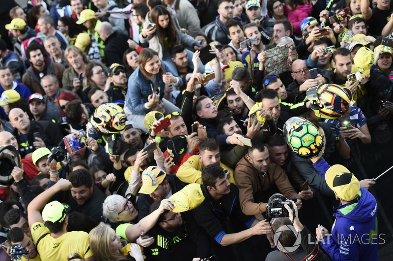 Valentino Rossi, Yamaha Factory Racing with fans