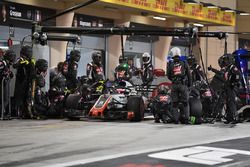 Romain Grosjean, Haas F1 Team VF-18 pit stop