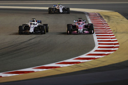 Lance Stroll, Williams FW41 Mercedes, devant Sergio Perez, Force India VJM11 Mercedes, et Sergey Sirotkin, Williams FW41 Mercedes