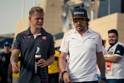 Kevin Magnussen, Haas F1 e Fernando Alonso, McLaren nella drivers parade