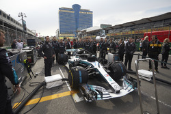 Engineers on the grid with the car of Valtteri Bottas, Mercedes AMG F1 W09