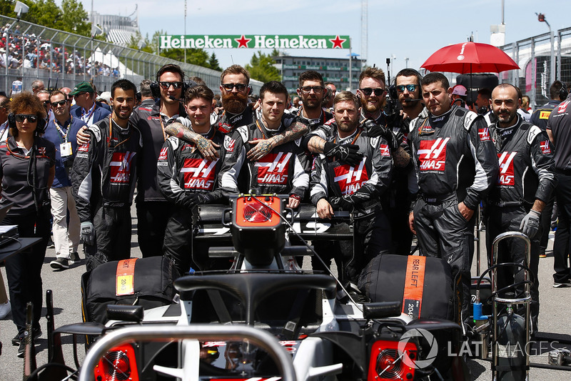 Haas F1 engineers on the grid with the car of Kevin Magnussen, Haas F1 Team VF-18