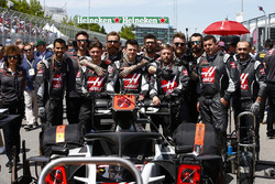 Haas F1 engineers on the grid with the car of Kevin Magnussen, Haas F1 Team VF-18