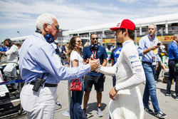 Lawrence Stroll souhaite bonne chance à son fils Lance Stroll, Williams Racing, sur la grille