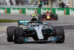 Валттери Боттас, Mercedes AMG F1 W09, и Макс Ферстаппен, Red Bull Racing RB14