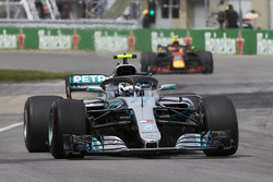 Валттери Боттас, Mercedes AMG F1 W09, и Макс Ферстаппен, Red Bull Racing RB14