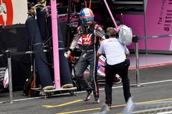 Romain Grosjean, Haas F1 walks in after crashing in Q3