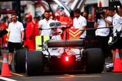 Lewis Hamilton, Mercedes AMG F1 W09, in de pits tijdens de kwalificatie