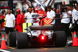 Lewis Hamilton, Mercedes AMG F1 W09, in the pits during Qualifying