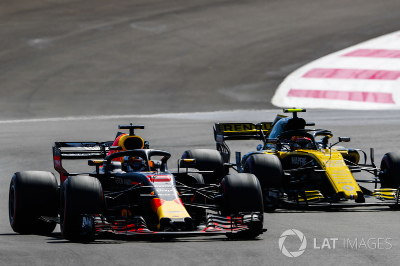 Daniel Ricciardo, Red Bull Racing RB14, à la lutte avec Carlos Sainz Jr., Renault Sport F1 Team R.S. 18