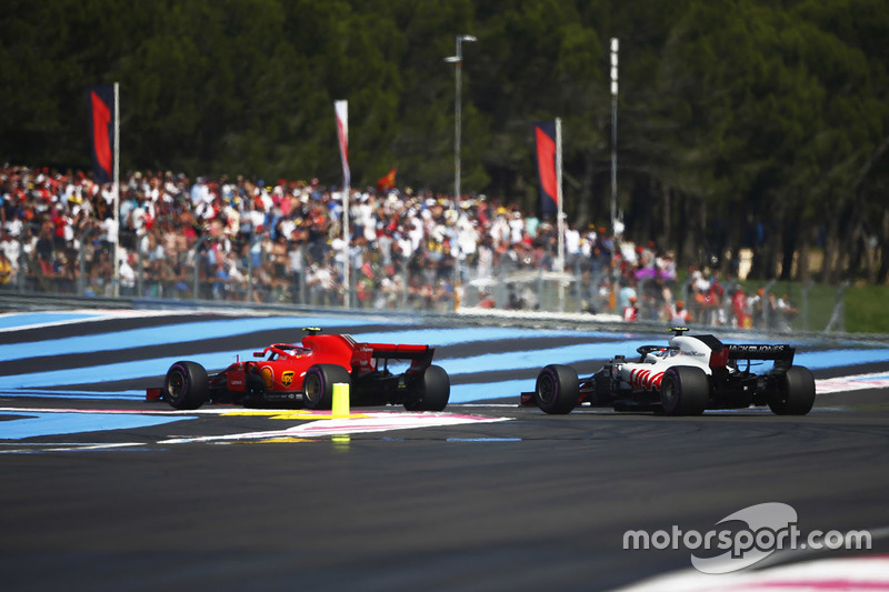 Kimi Raikkonen, Ferrari SF71H, passes Kevin Magnussen, Haas F1 Team VF-18