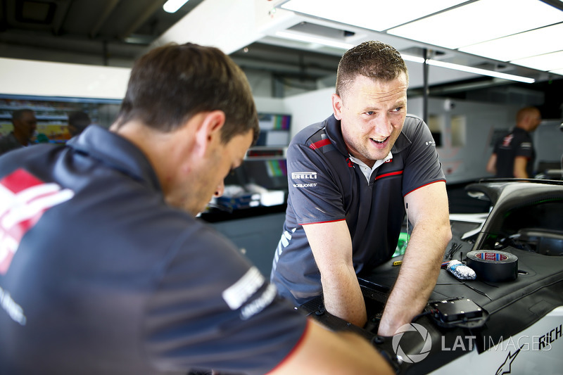 Des mécaniciens travaillent dans le garage Haas