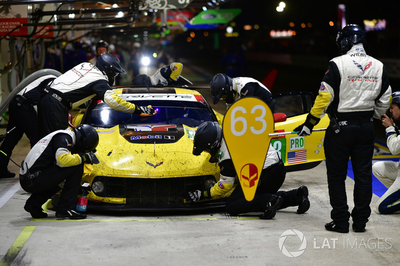 #63 Corvette Racing Chevrolet Corvette C7.R: Jan Magnussen, Antonio Garcia, Mike Rockenfeller, pit stop