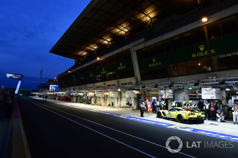 #64 Corvette Racing Chevrolet Corvette C7.R: Oliver Gavin, Tommy Milner, Marcel Fassler, pit stop