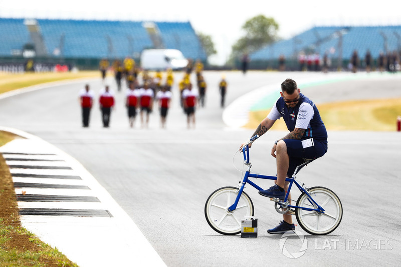 Un membro del team Williams fermo in pista