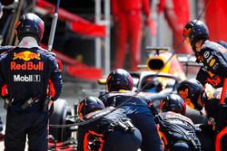 Daniel Ricciardo, Red Bull Racing RB14, makes a pit stop