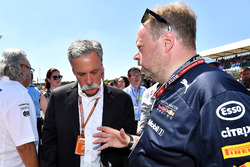 Chase Carey, Chief Funcionario Ejecutivo y Presidente Ejecutivo de la Formula One Group y Andy Palmer, Aston Martin CEO en la parrilla