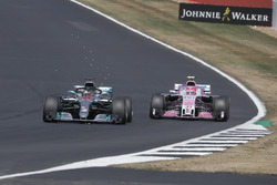 Lewis Hamilton, Mercedes-AMG F1 W09 adelanta a Esteban Ocon, Force India VJM11