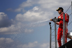 Sebastian Vettel, Ferrari, spruzza lo champagne dopo aver vinto la gara