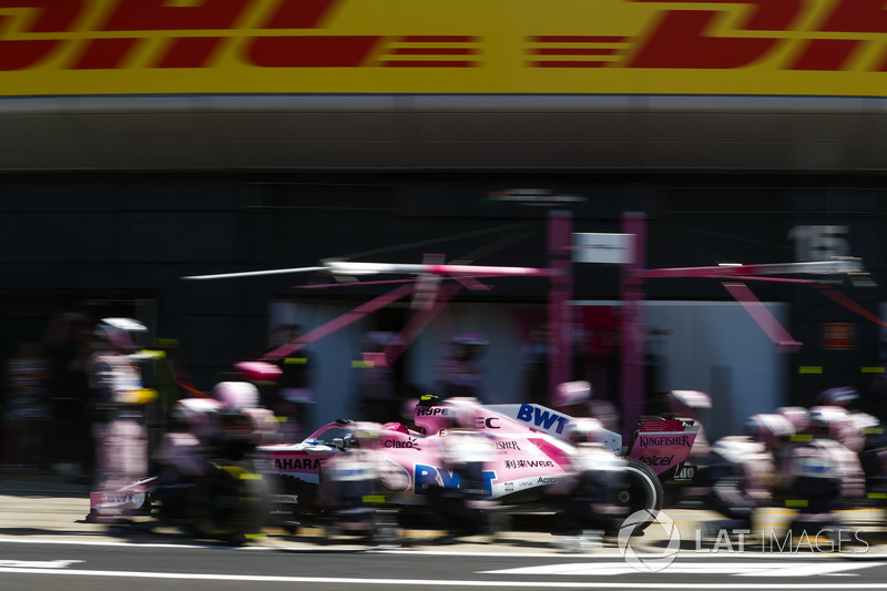 Esteban Ocon, Force India VJM11, ai box