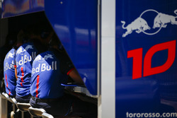 L'équipe Toro Rosso sur le muret des stands