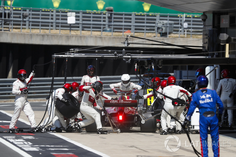 Marcus Ericsson, Sauber C37, comes in for a stop