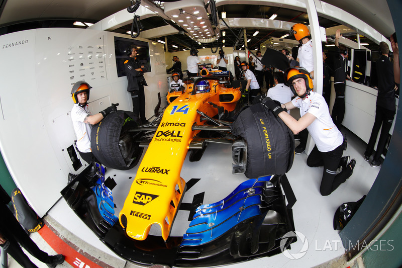 Fernando Alonso, McLaren MCL33 Renault, in the garage