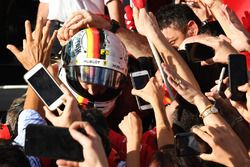 Il vincitore della gara Sebastian Vettel, Ferrari festeggia nel parco chiuso