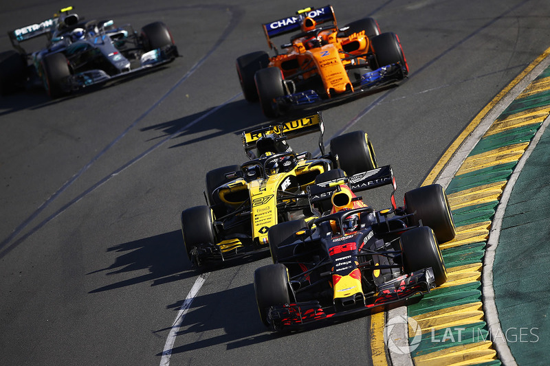 Max Verstappen, Red Bull Racing RB14 Tag Heuer, leads Nico Hulkenberg, Renault Sport F1 Team R.S. 18