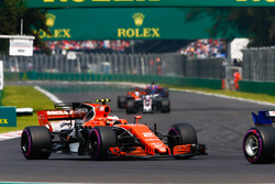 Стоффель Вандорн, McLaren MCL32, и Ромен Грожан, Haas F1 Team VF-17