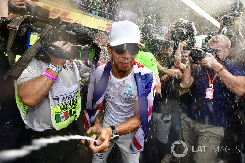Le Champion du monde 2017 Lewis Hamilton, Mercedes AMG F1 fait la fête avec son équipe