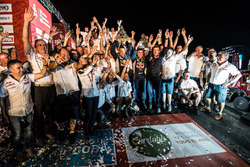 I vincitori #303 Peugeot Sport Peugeot 3008 DKR: Carlos Sainz, Lucas Cruz con il team
