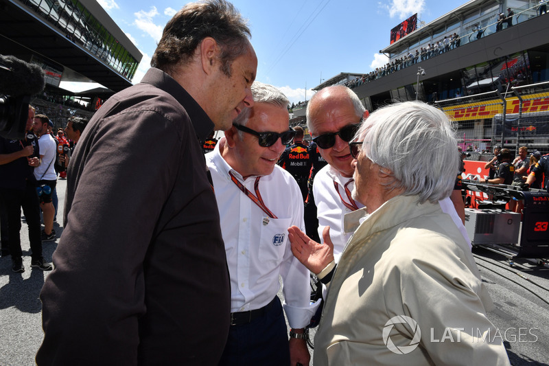 Gerhard Berger, Derek Warwick, Burkhard Hummell, WWP Agency and Bernie Ecclestone, on the grid