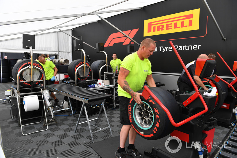 Area persiapan ban Pirelli