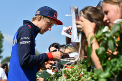 Brendon Hartley, Scuderia Toro Rosso signs autographs for the fans